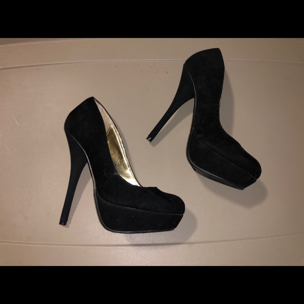 Black Pumps